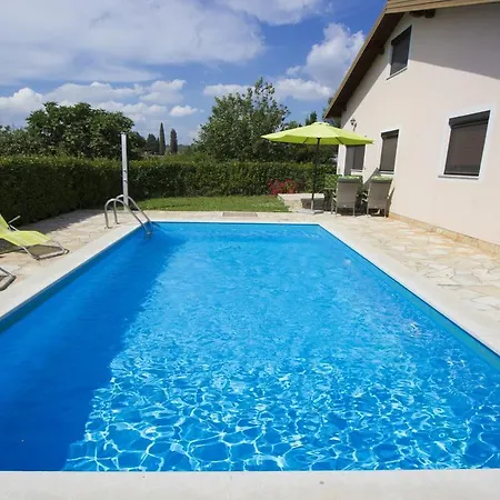 Dana Villa *